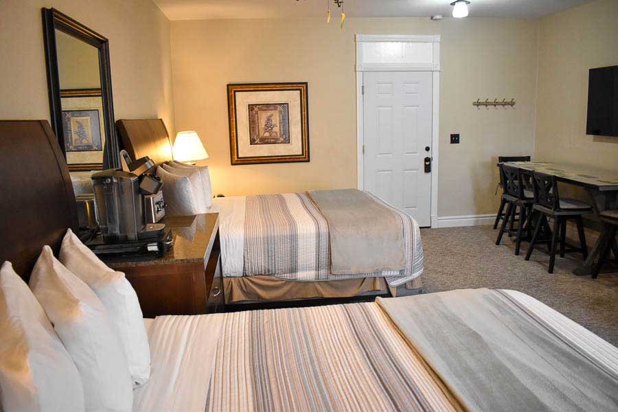 Double Suite with Two Cozy Beds and Dining Area